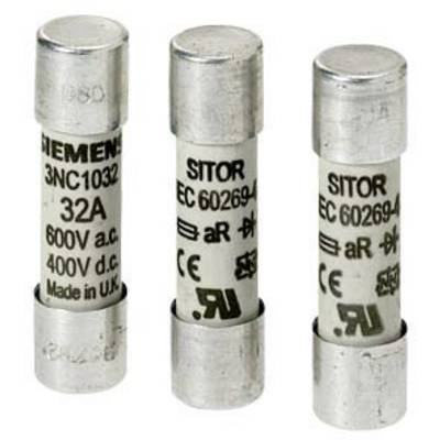 Tři pojistky s nápisem '32A', '600V st.', '400V ss.'. Údaje výrobce: Siemens, Sitor. Výrobek z Velké Británie.