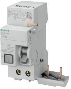 Šedý jistič Siemens s vypínačem, štítkem a svorkami, určený k elektrické ochraně v rozváděčích.