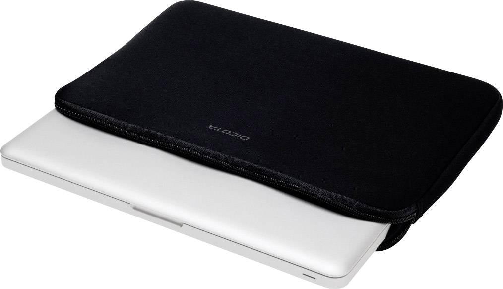 Stříbrný laptop je zčásti zakryt černou brašnou. Brašna je otevřená a laptop z ní částečně vyčnívá.