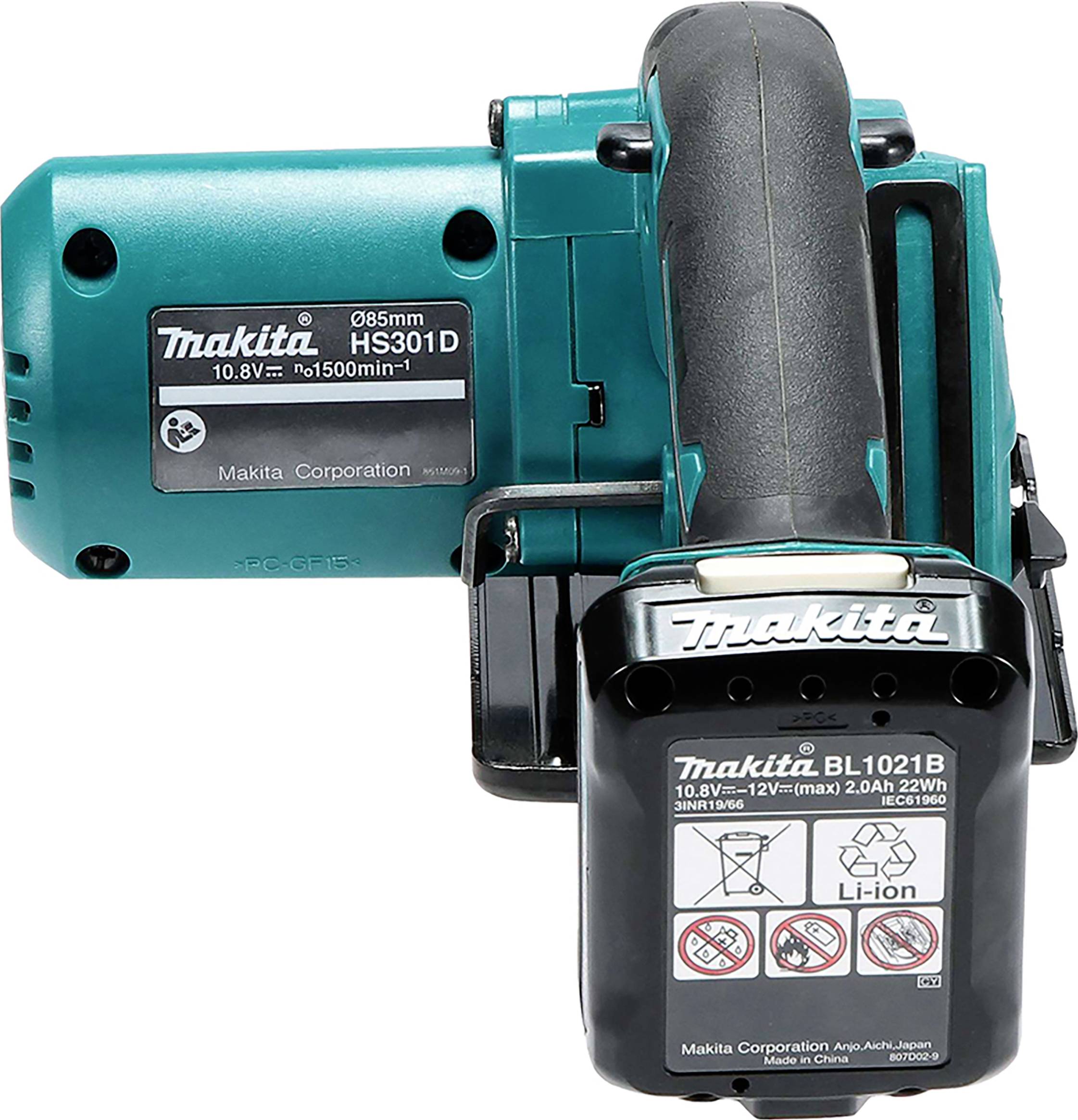 Makita akumulátorová ruční kotoučová pila HS301D s akumulátorem BL1021B. Výkonná, kompaktní, vhodná pro přesné řezy ve dřevě.