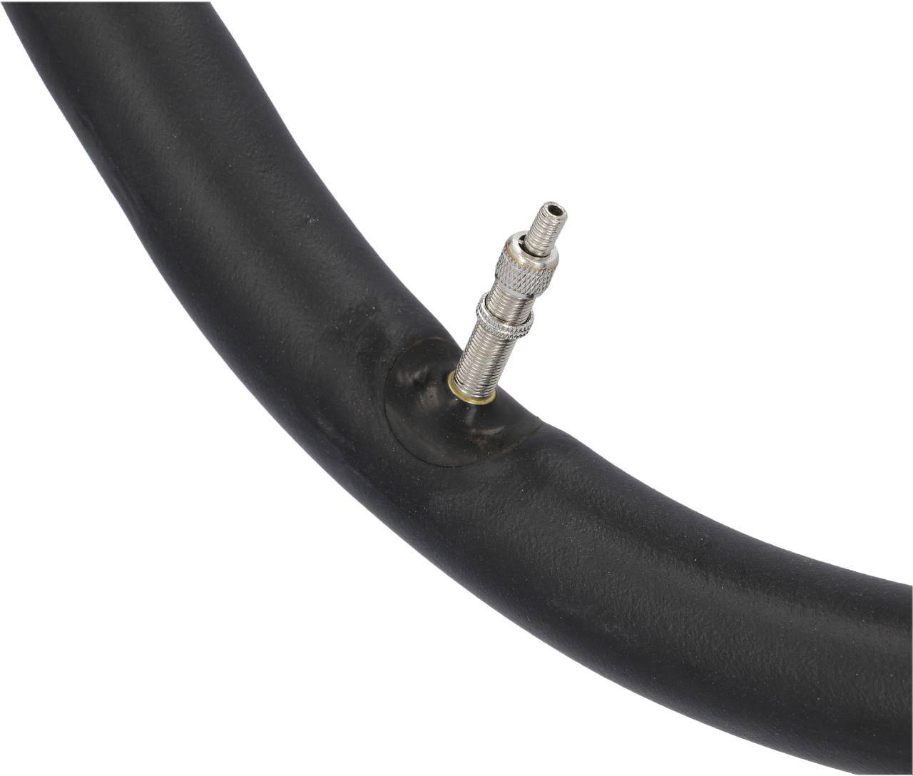 Detailní záběr cyklistické duše s kovovým ventilem vyčnívajícím z černé gumové hadice.