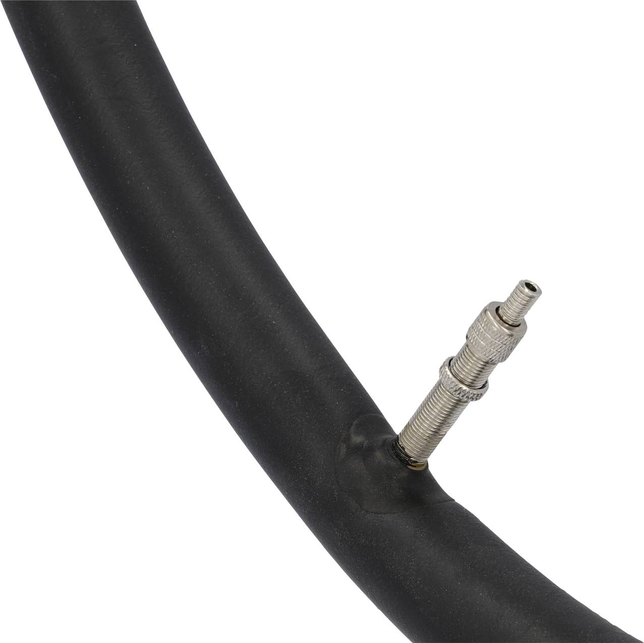 Detailní záběr cyklistické duše s namontovaným ventilem, vhodný pro nafukování a kontrolu tlaku.