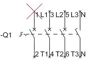 Schéma zapojení třífázového elektrického obvodu s křížícími se vodiči a červeným označením X. Připojení k -Q1 a N.