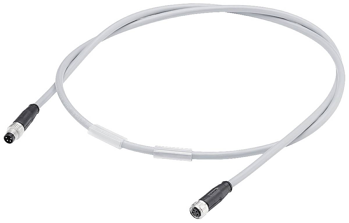 Šedý, kulatý kabel se dvěma černými konektory na koncích, vhodný pro elektronické připojení nebo připojení zařízení.