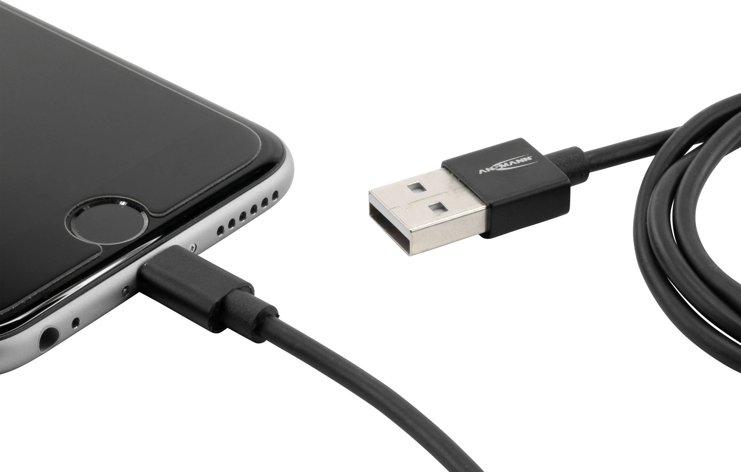 Mobilní telefon je připojen k nabíječce pomocí USB kabelu. Důraz je kladen na propojení, které umožňuje nabíjení zařízení.