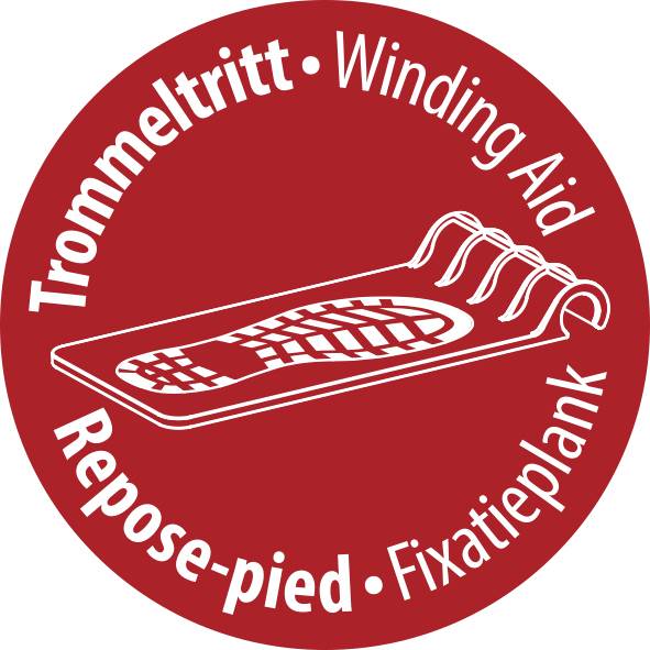 Červená kruhová značka zobrazující botovité antisloupavé zařízení, označené „Trommeltritt", „Winding Aid", „Repose-pied" a „Fixatieplank".