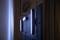 Obrazovka z boku se dvěma obdélníkovými LED světly. Prostředí působí tmavě, měkké světlo vyzařuje z LED diod.
