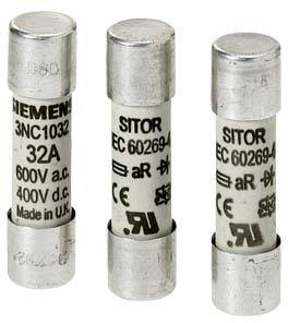 Tři válcové pojistky s potisky: 'SIEMENS', '32A', '600V a.c.', '400V d.c.', 'Made in U.K.', 'SITOR', s technickými symboly.