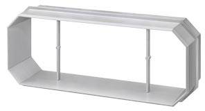 Šedý, obdélníkový kovový díl se zkoseným hranami, se dvěma středovými připojovacími tyčemi, pravděpodobně ventilační kanál.