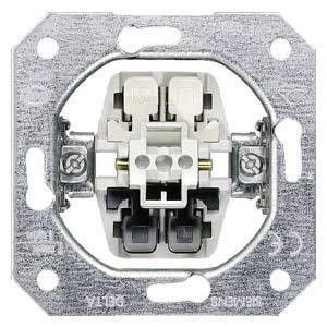 Nerozpoznaná elektrická komponenta s kovovým rámovým držákem a šroubovými spoji, vhodná pro montáž na stěnu.