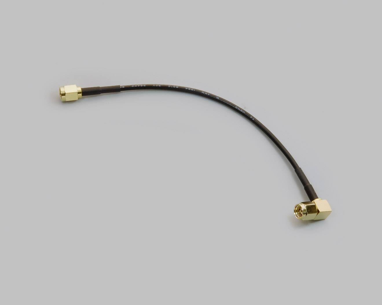 Koaxiální kabel se dvěma zlatými konektory, jeden přímý a jeden lomený. Slouží k propojení elektronických zařízení.