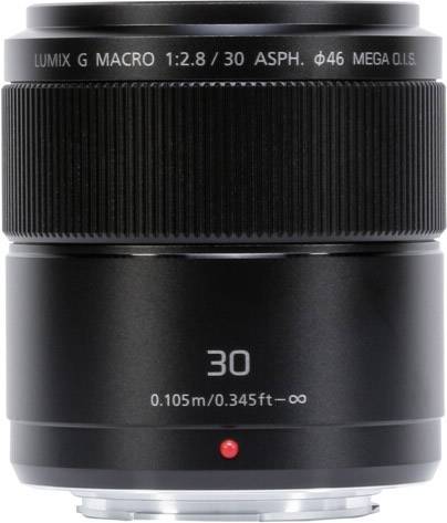 Objektiv značky Lumix G Macro s ohniskovou vzdáleností 30 mm a clonou 1:2,8. Nabízí optickou stabilizaci obrazu (O.I.S).