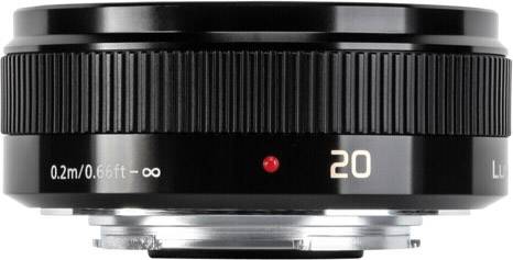 Černý fotografický objektiv s ohniskovou vzdáleností 20 mm, červeným označením a ostřicí stupnicí od 0,2 m do nekonečna, pohled z boku.