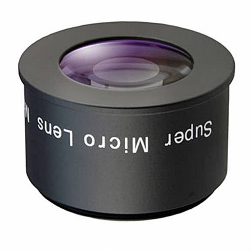 Mikroskopický objektiv s nápisem "Super Micro Lens". Má černé pouzdro se zakulacenou optickou čočkou uprostřed.