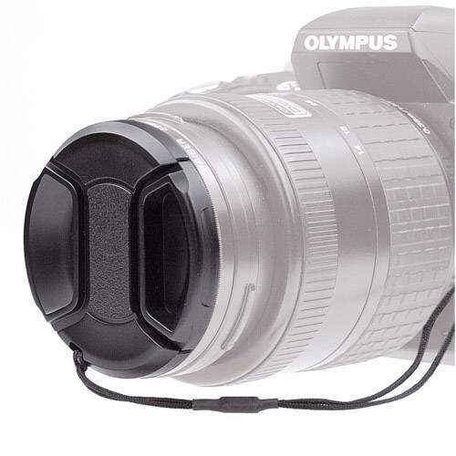 Digitální fotoaparát s logem Olympus a zřejmě standardním objektivem, s nasazenou krytkou objektivu pro ochranu.