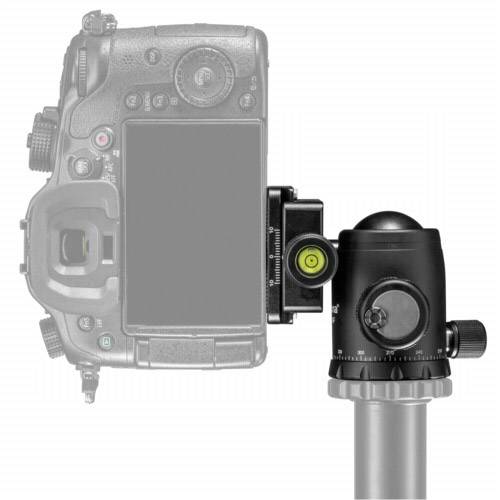 Digitální fotoaparát na hlavici stativu s vodováhou pro vyrovnání. Boční pohled ukazuje mechanismus vyrovnání při použití.