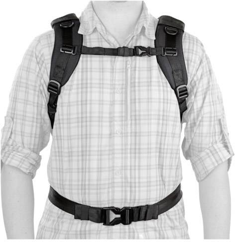 Osoba má na sobě kostkovanou košili a černý pás s upevněním přes rameno a boky, který je připevněn přes horní část těla.