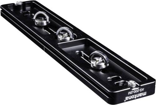 Černá Manfrotto kamerová destička s několika drážkami a upevňovacími šrouby, určená pro montáž kamerového příslušenství.