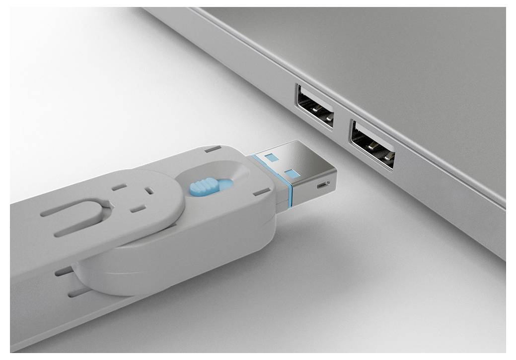 Detailní záběr na USB flash disk připojený do USB portu notebooku se dvěma dalšími viditelným prázdnými porty.
