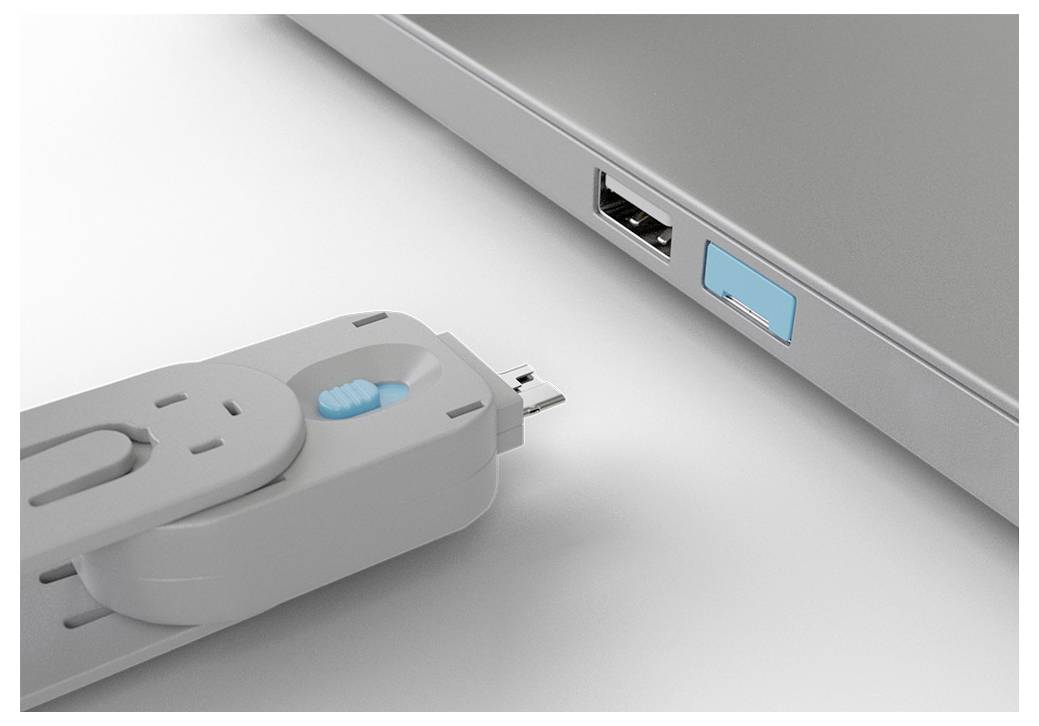 Detailní záběr na USB flash disk vkládaný do portu USB notebooku, který naznačuje přenos souborů nebo připojení zařízení.