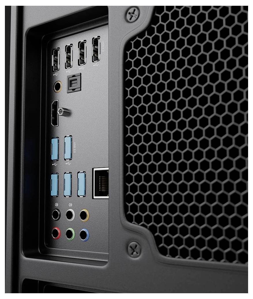 Detailní záběr zadního panelu věže desktopového PC ukazující více USB portů, audio zásuvek, Ethernetu a mřížky větrání ve tvaru plástu vosku.