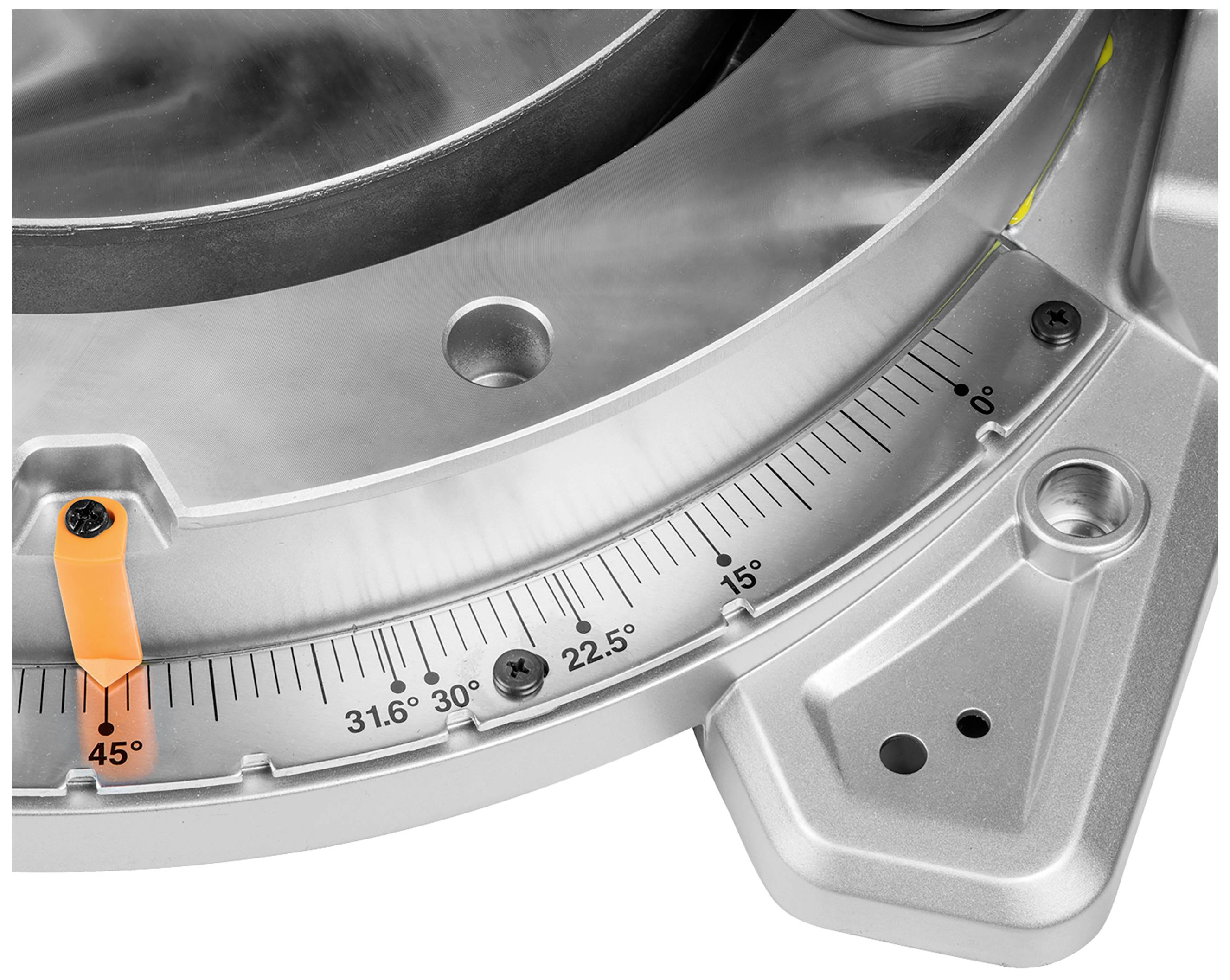 Detailní záběr kovové pily s úhlovou stupnicí nastavenou na 45 stupňů.