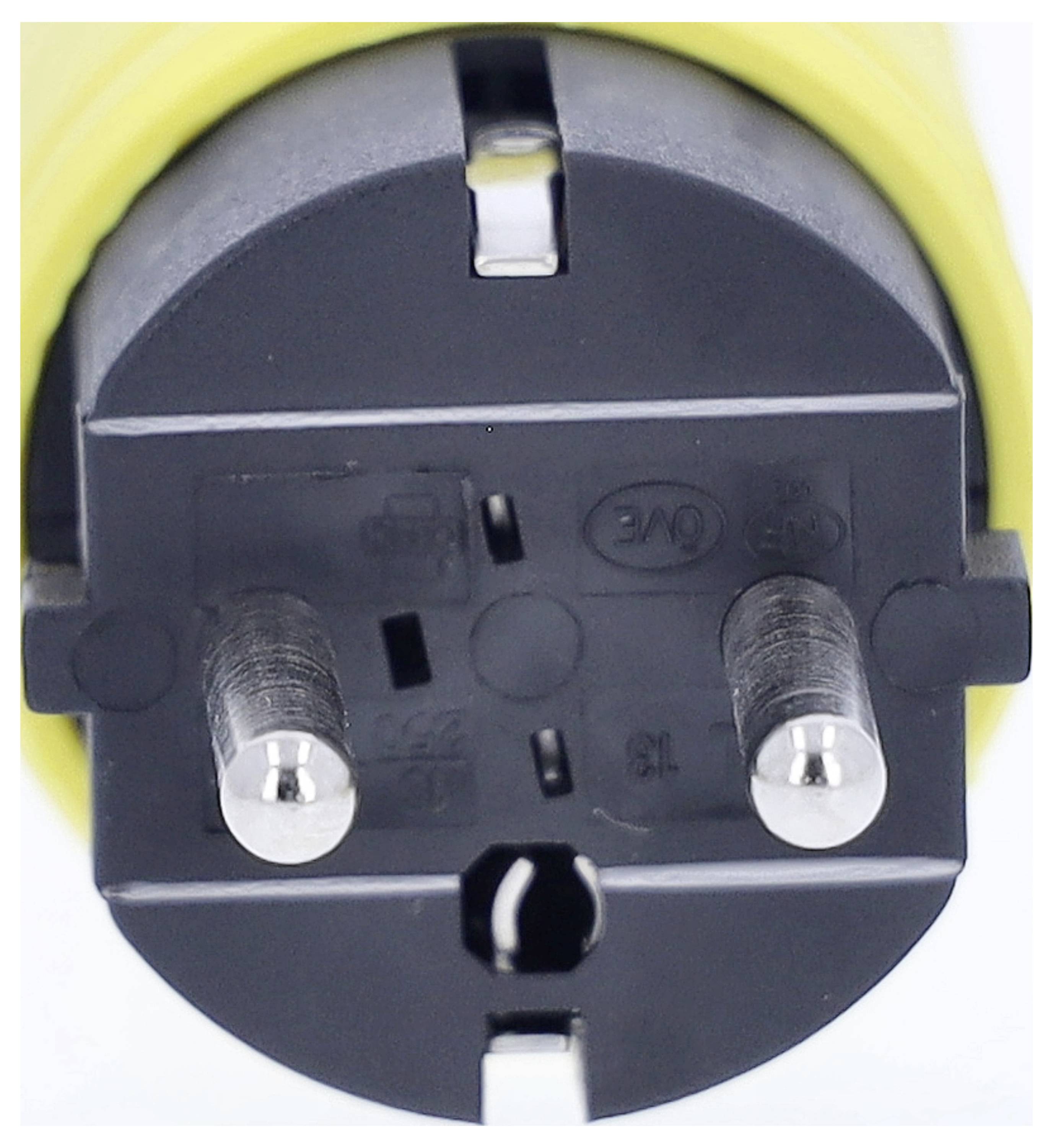 Detailní pohled na dvoupólovou elektrickou zástrčku se žlutým krytem.