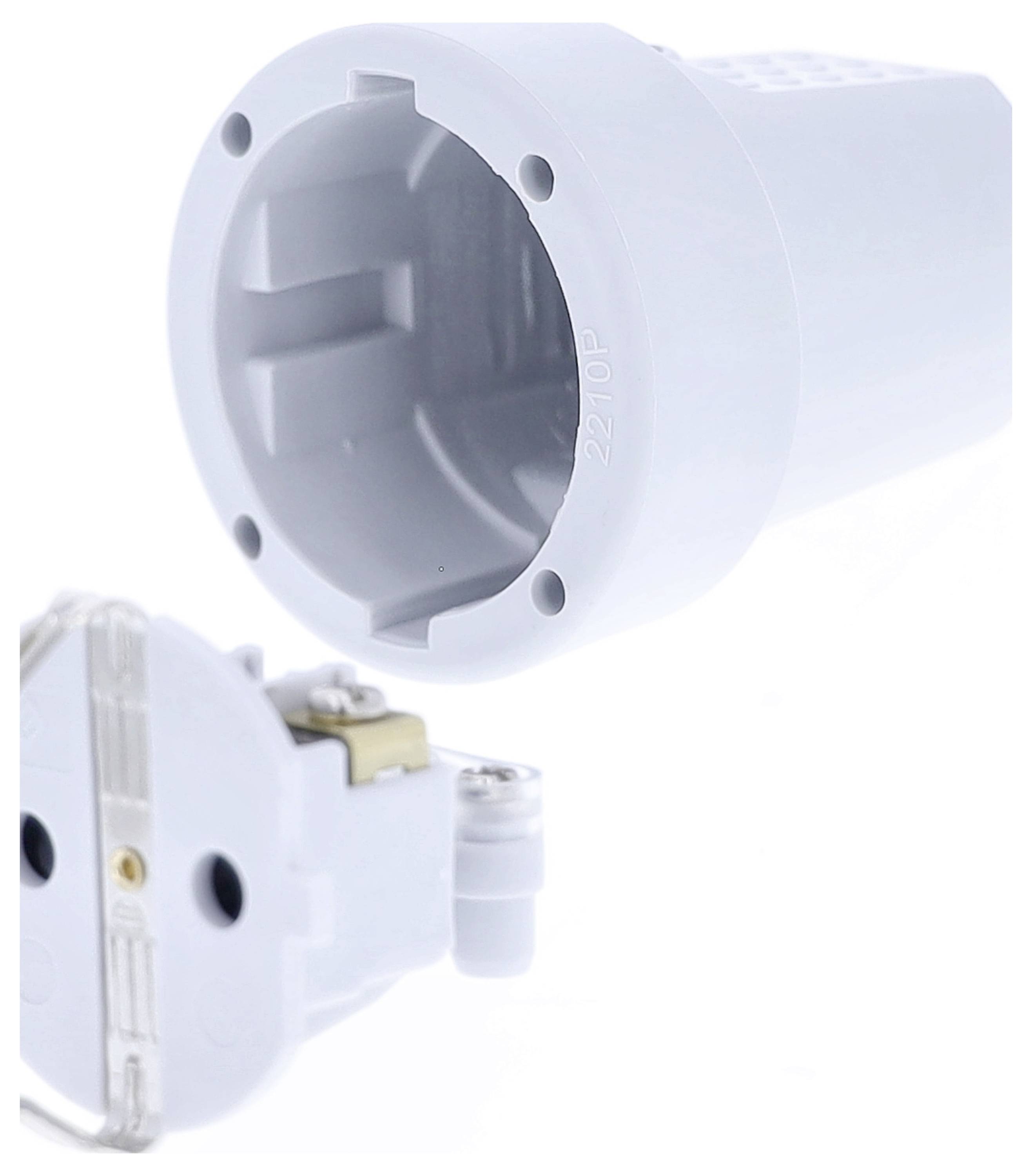 Bílý adaptér pro elektrické zásuvky, v popředí se sejmutým krytem, ukazuje vnitřní zapojení.
