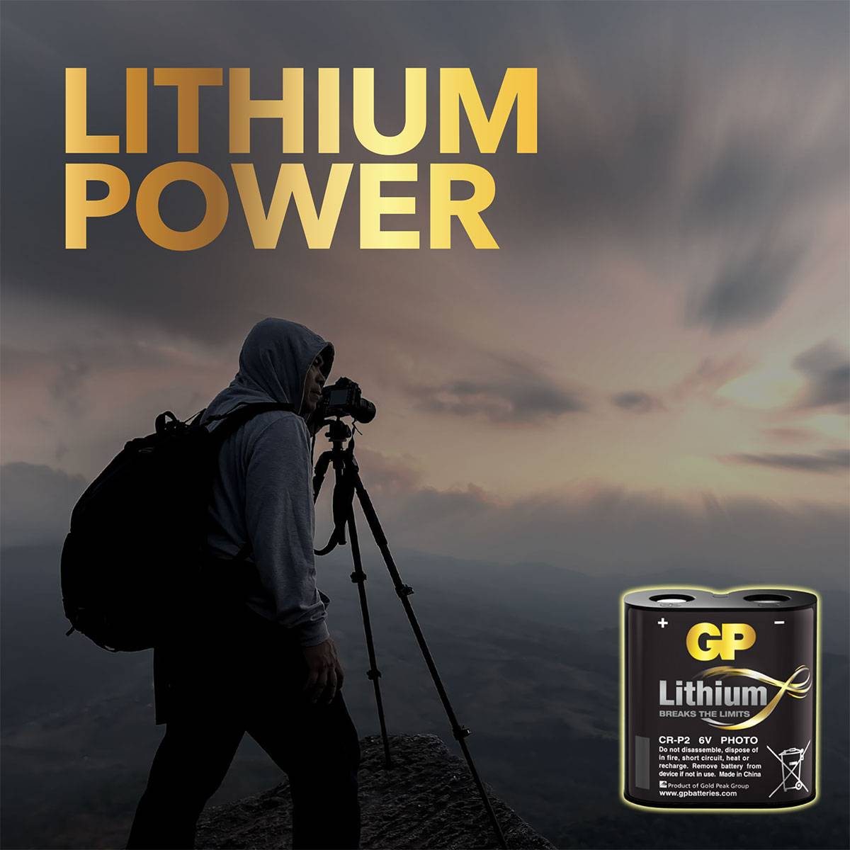 Osoba s batohem fotografuje krajinu za soumraku. Nahoře je nápis 'LITHIUM POWER'. Vedle je znázorněna lithiová baterie.