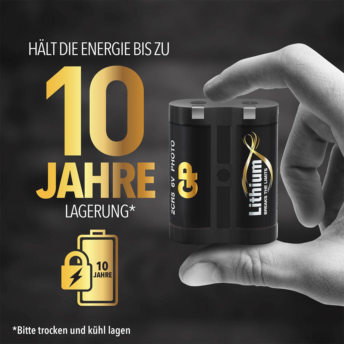 Ruka drží lithiovou baterii. Text: 'Energie vydrží až 10 let skladování'. Symbol: Baterie s číslem '10'.