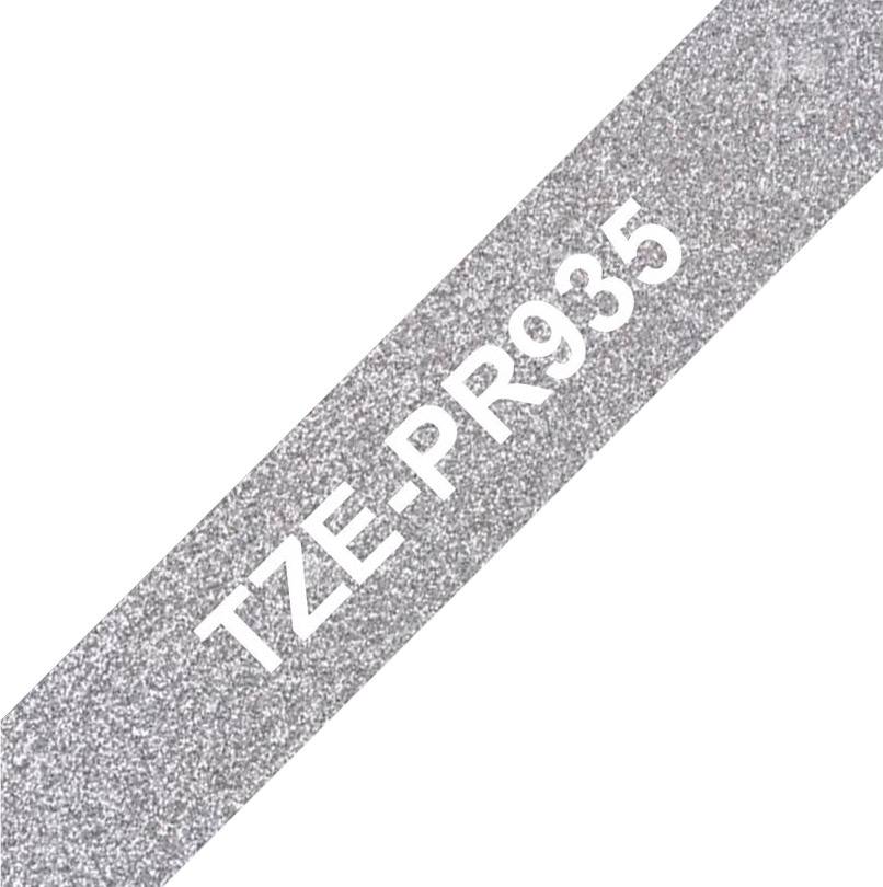 Stříbrná třpytivá páska s bílým nápisem 'TZE-PR935' diagonálně vedená přes obrázek.