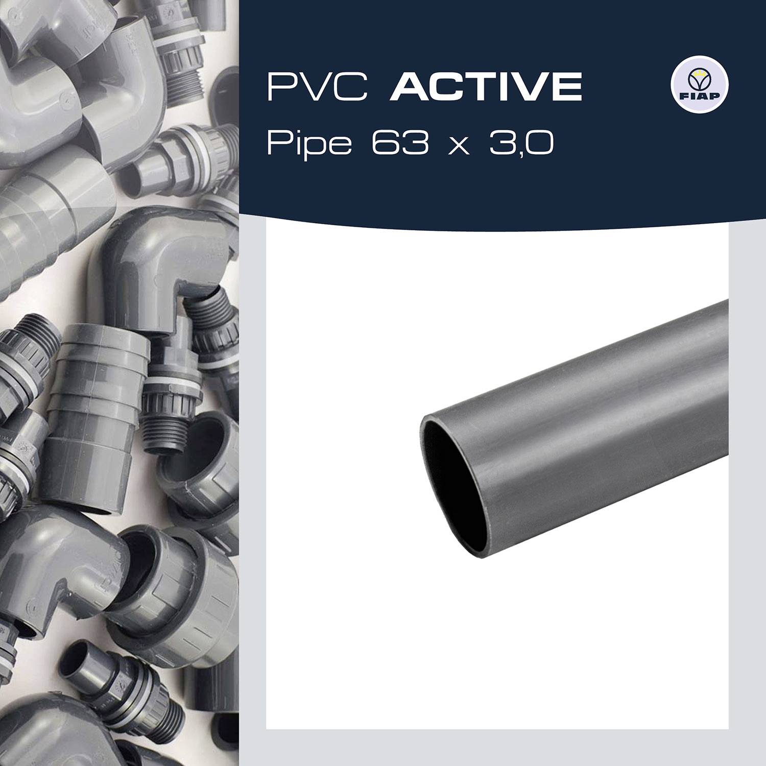 Šedé PVC potrubí a několik armatur na levé straně, označené štítkem "PVC Active Pipe 63 x 3.0" na modrém pozadí.