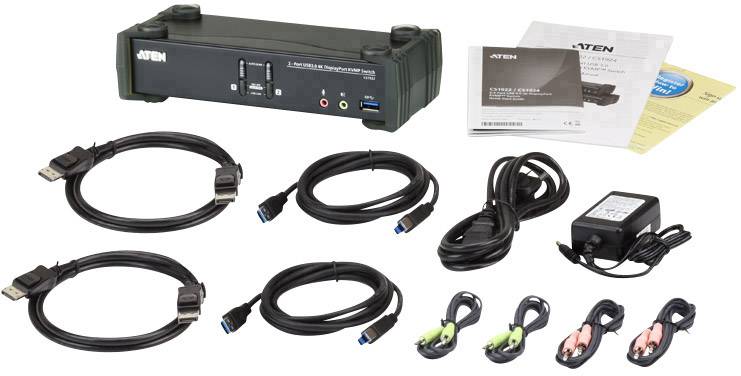 Sada KVM přepínače obsahující zařízení, síťový adaptér, uživatelskou příručku a různé kabely pro USB a audio připojení.