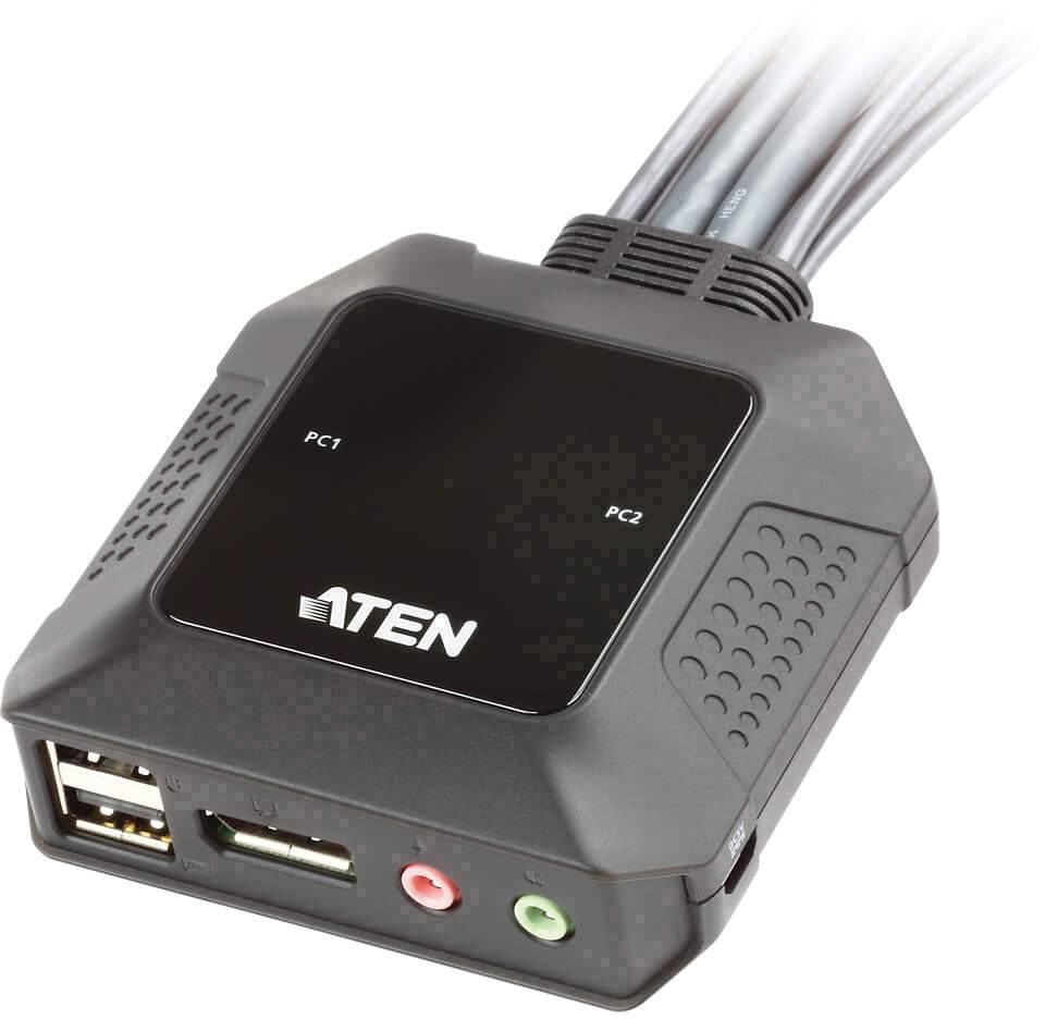 Černý KVM přepínač ATEN s konektory a popisy 'PC1' a 'PC2' na povrchu, určený pro přepínání mezi dvěma počítači.