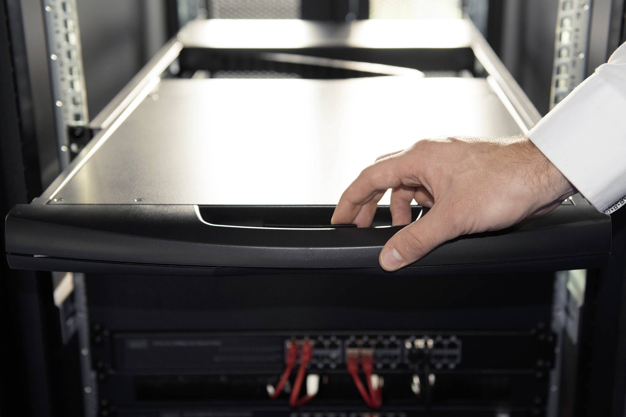 Ruka vytahuje server z racku v datovém centru.