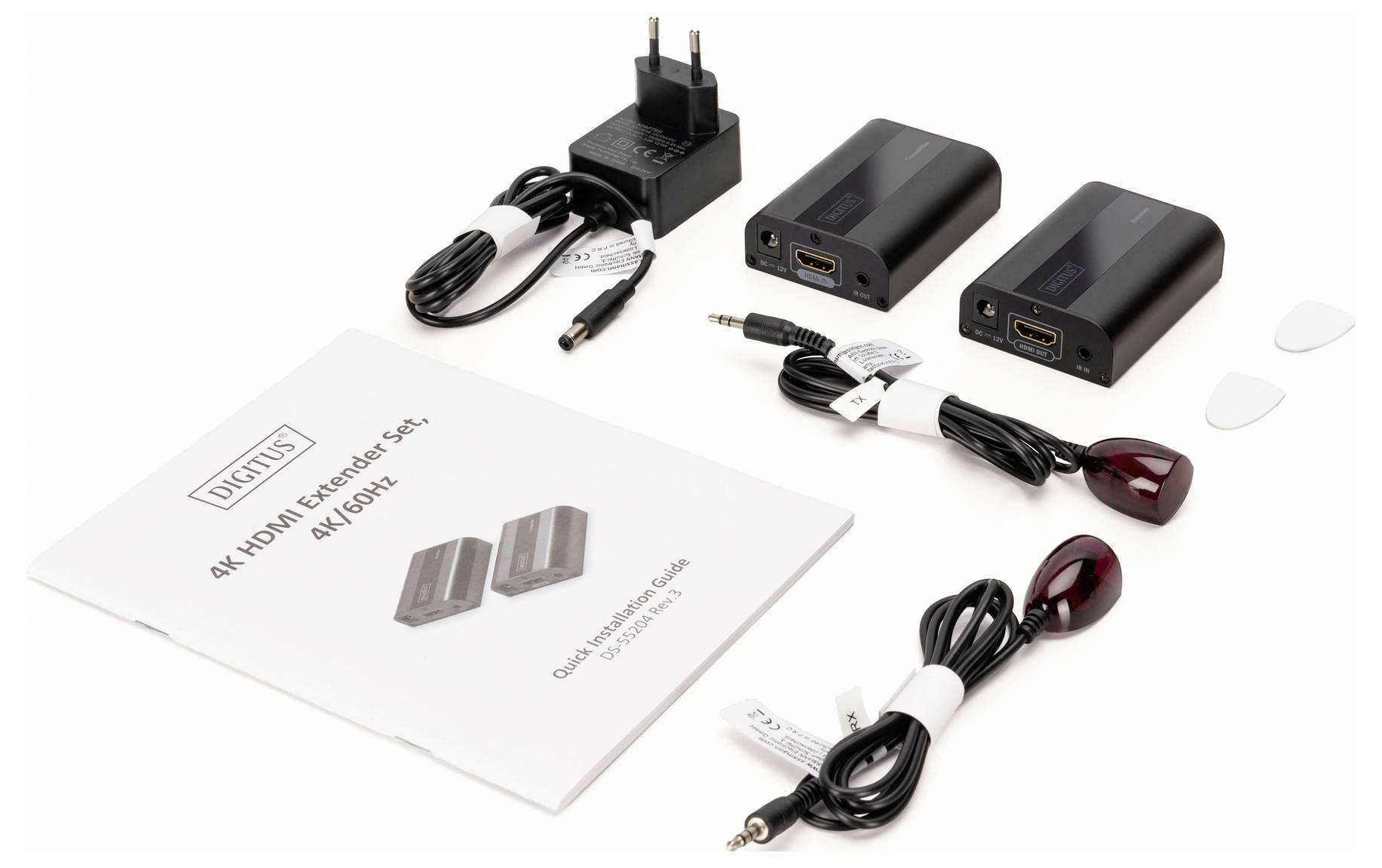 Sada HDMI extenderů s návodem, dvěma černými zařízeními, napájecím adaptérem, dvěma infračervenými přijímači a dvěma kabely.