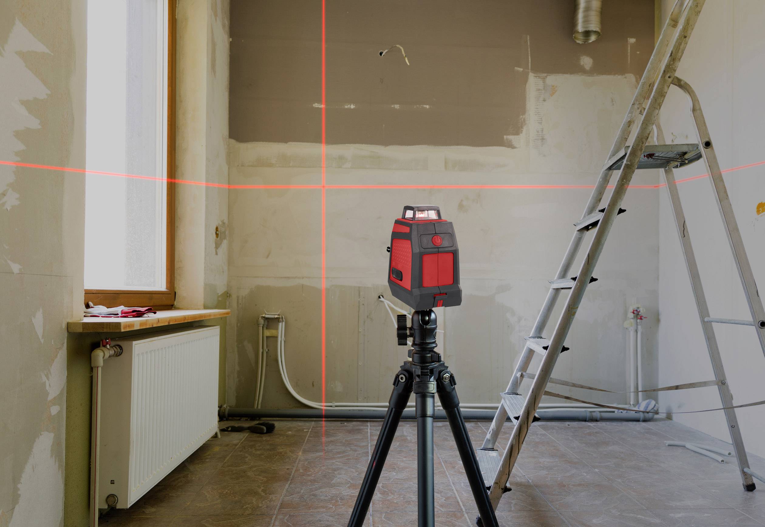 Místnost je právě renovována, laserové zařízení promítá přímé linky na stěnu, žebřík stojí vpravo vedle tělesa ústředního topení pod oknem.