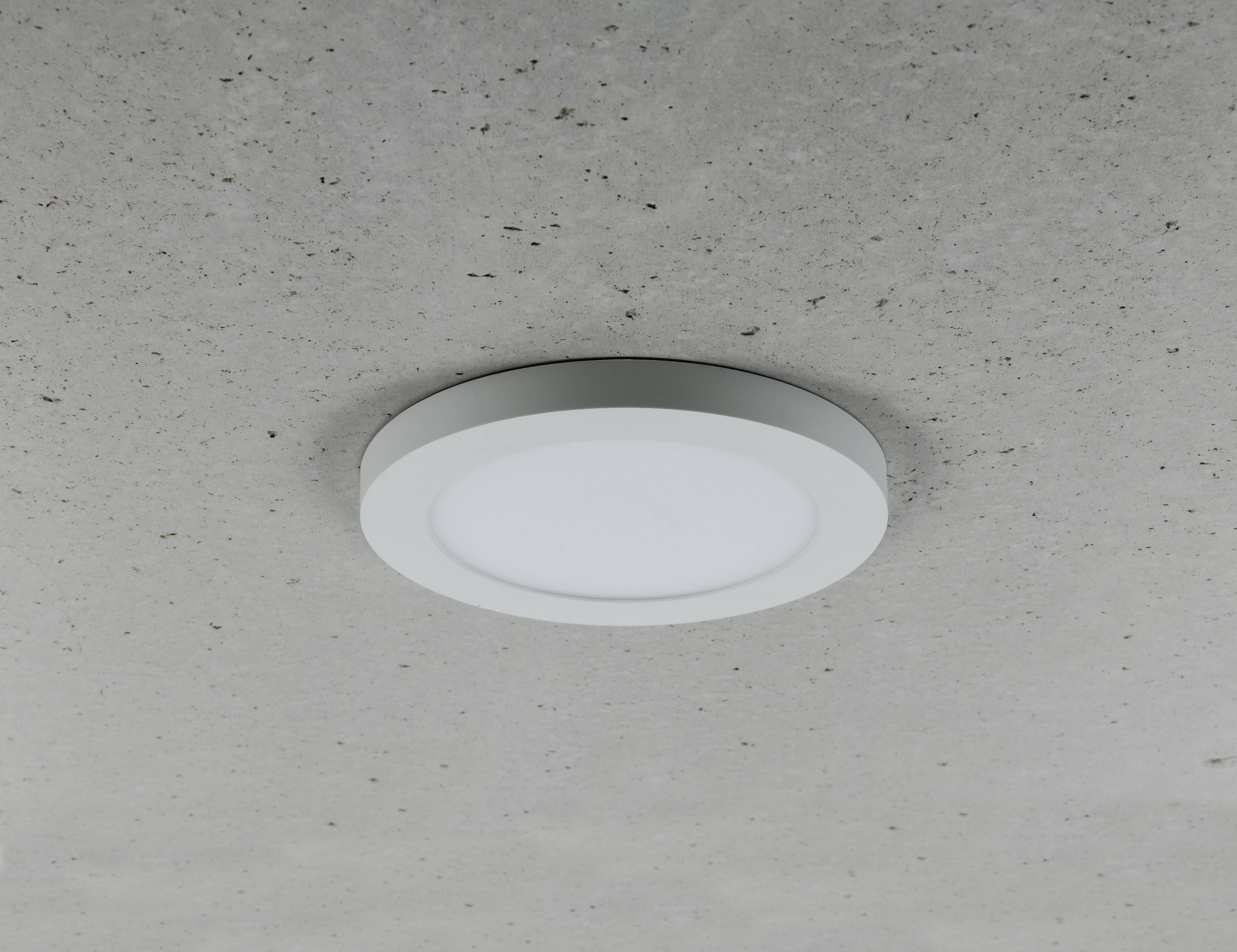 Stropní LED svítidlo s kulatým, moderním designem v neutrálním barevném tónu, namontované na šedém stropě.