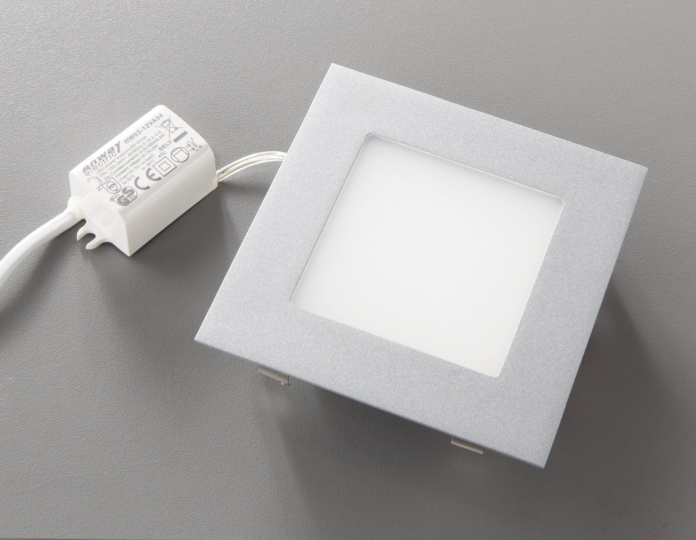 Čtvercové LED stropní svítidlo s bílým světlem, s plochým a moderním designem. Disponuje externím napájecím zdrojem.