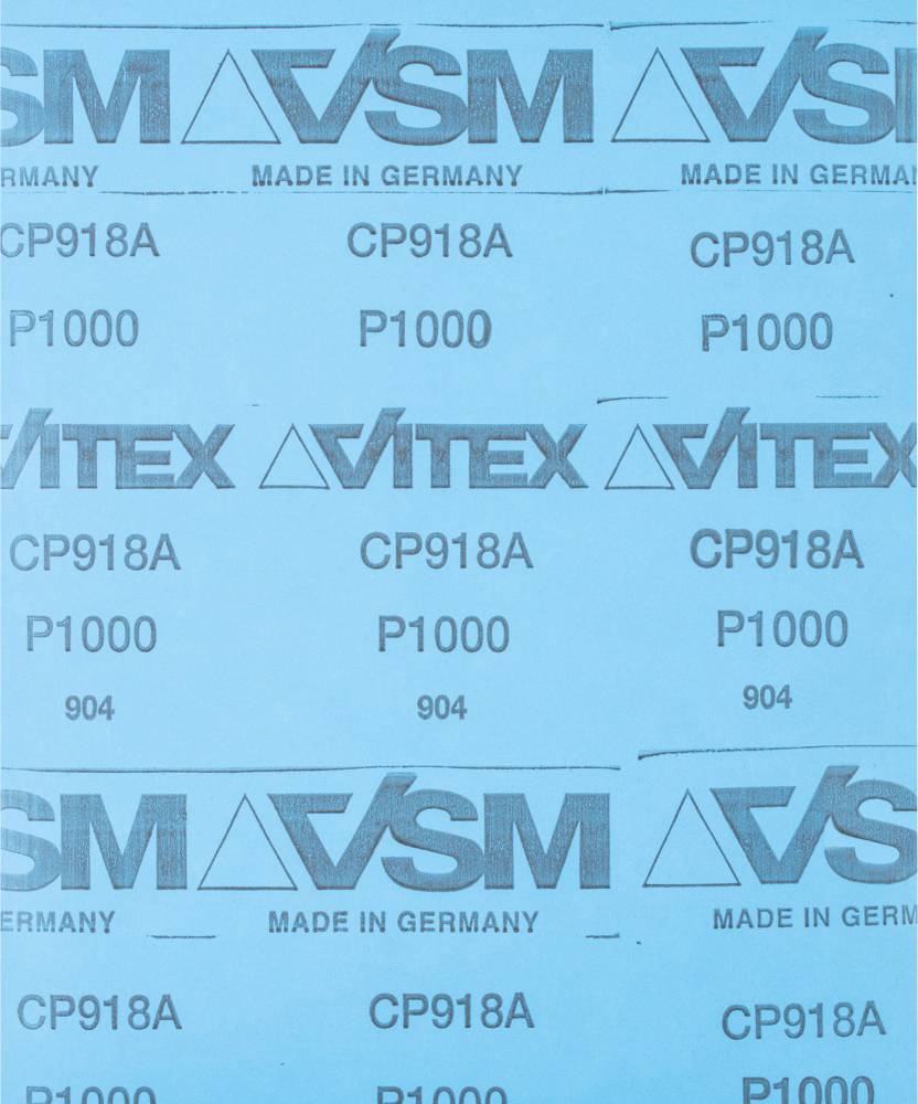 Modré smirkové papíry s černým potiskem: 'VSM', 'Vyrobeno v Německu', 'Vitex', 'CP918A', 'P1000' a '904'.