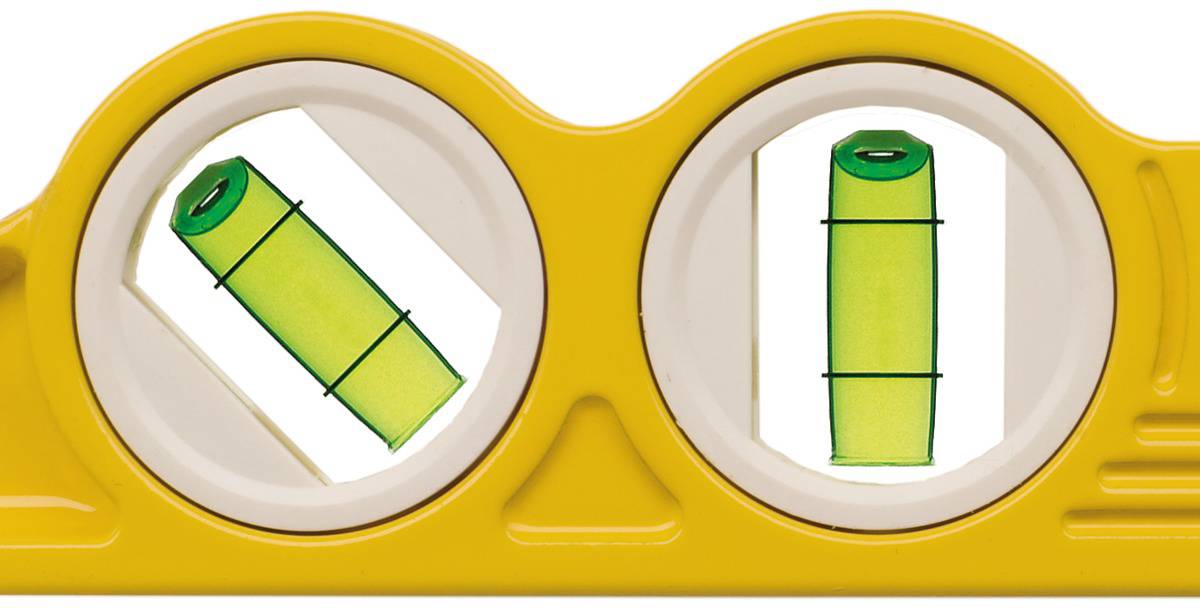 Žlutá vodováha se dvěma libelami, které ukazují, že není vodorovná. Libely jsou umístěny šikmo.