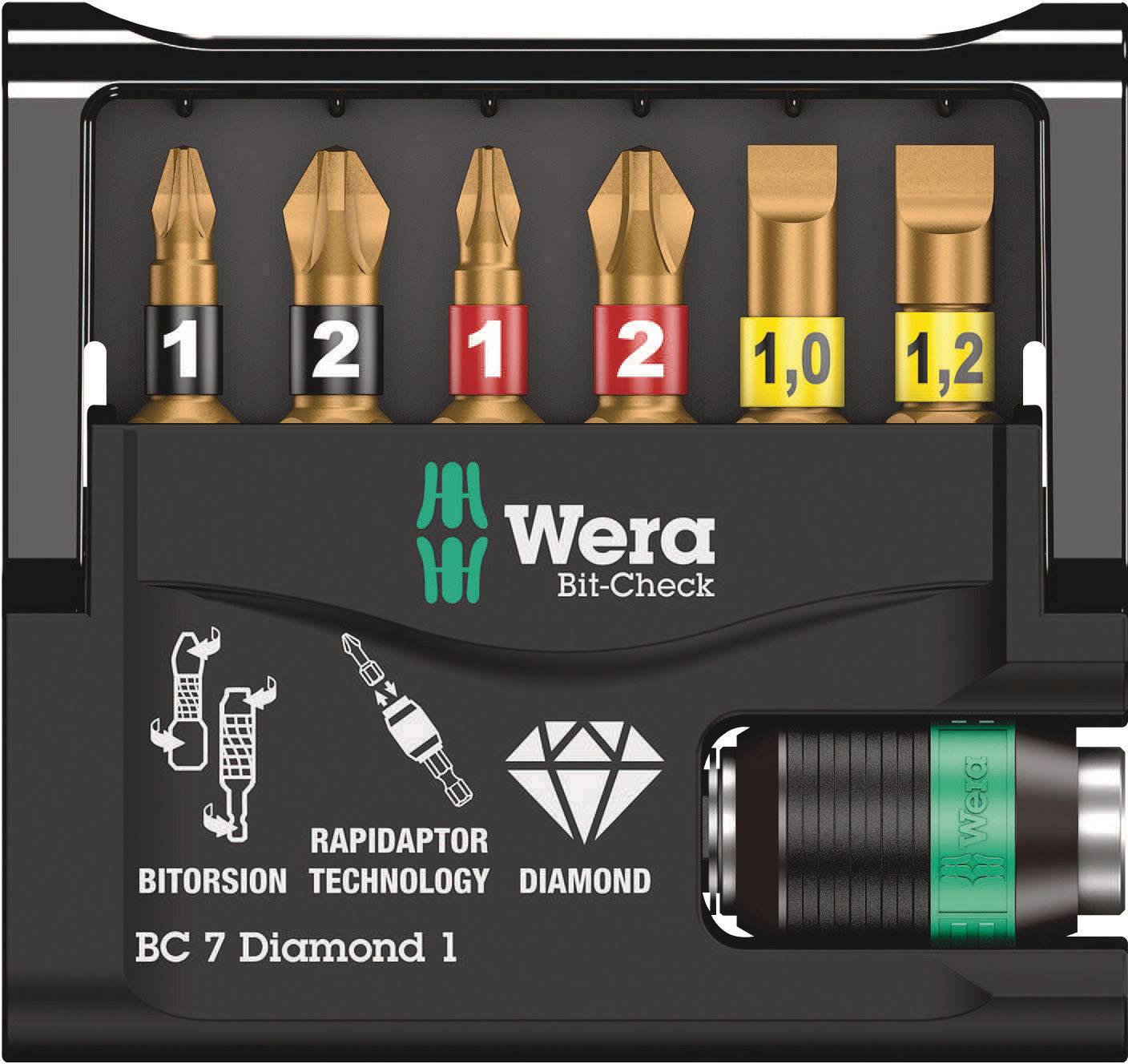 Sada 'Wera Bit-Check BC 7 Diamond 1' ukazuje sbírku bitů různých velikostí a tvarů. Obsahuje držák bitů a značení pro jejich identifikaci.