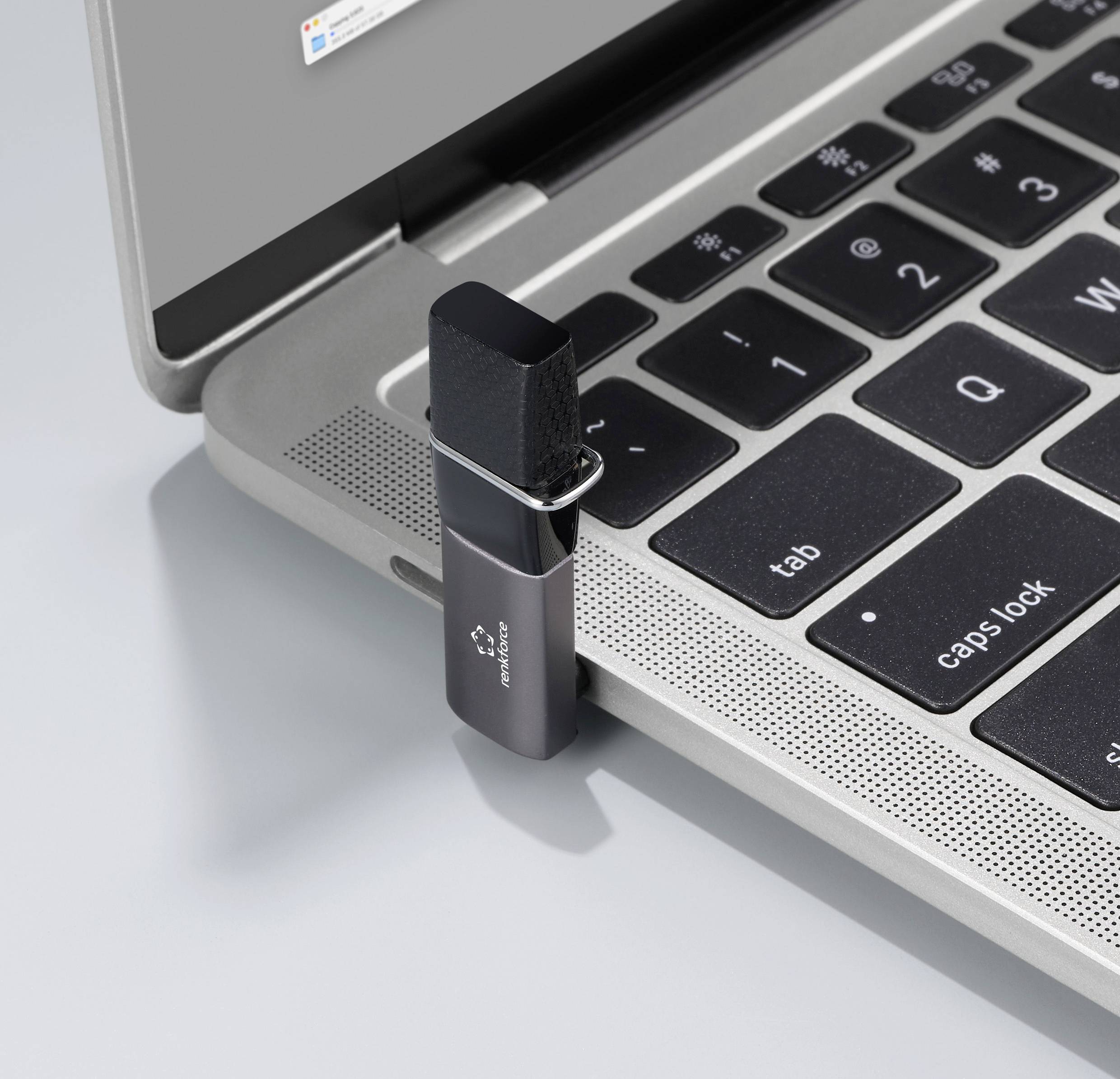 USB flash disk je připojen k otevřenému laptopu. Obrazovka zobrazuje oznámení o rozpoznaném zařízení.