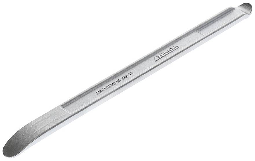 Stříbrný kovový montážní páčka, dlouhý a plochý, s lehce zahnutým koncem pro výměnu pneumatik.