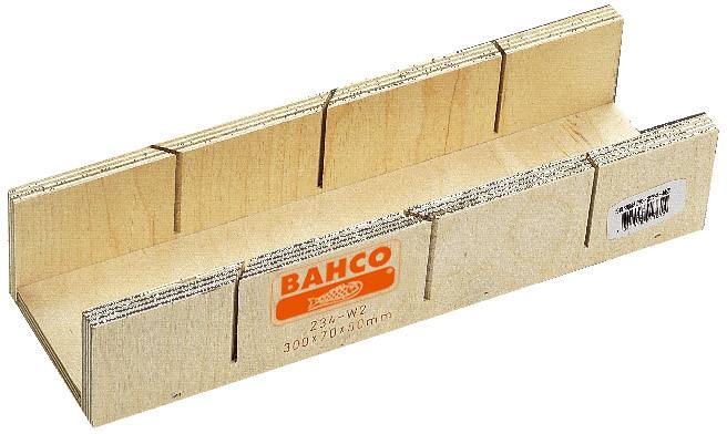 Dřevěná úhlová řezací krabice s několika vodicími drážkami pro přesné řezání úhlů. Na přední straně je viditelné logo 'BAHCO'.
