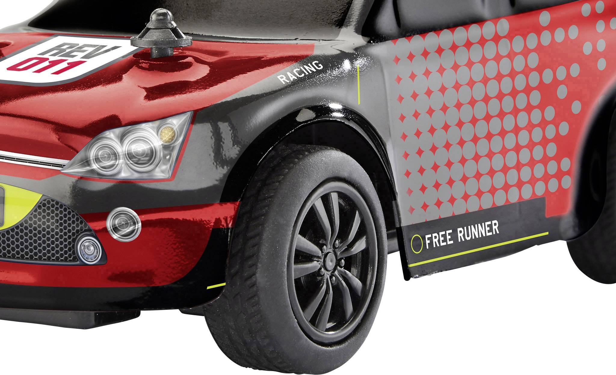 Červené dálkově ovládané auto se stříbrnými vzory a nálepkou 'FREE RUNNER'. Automodel ukazuje sportovní design s závodními samolepkami.