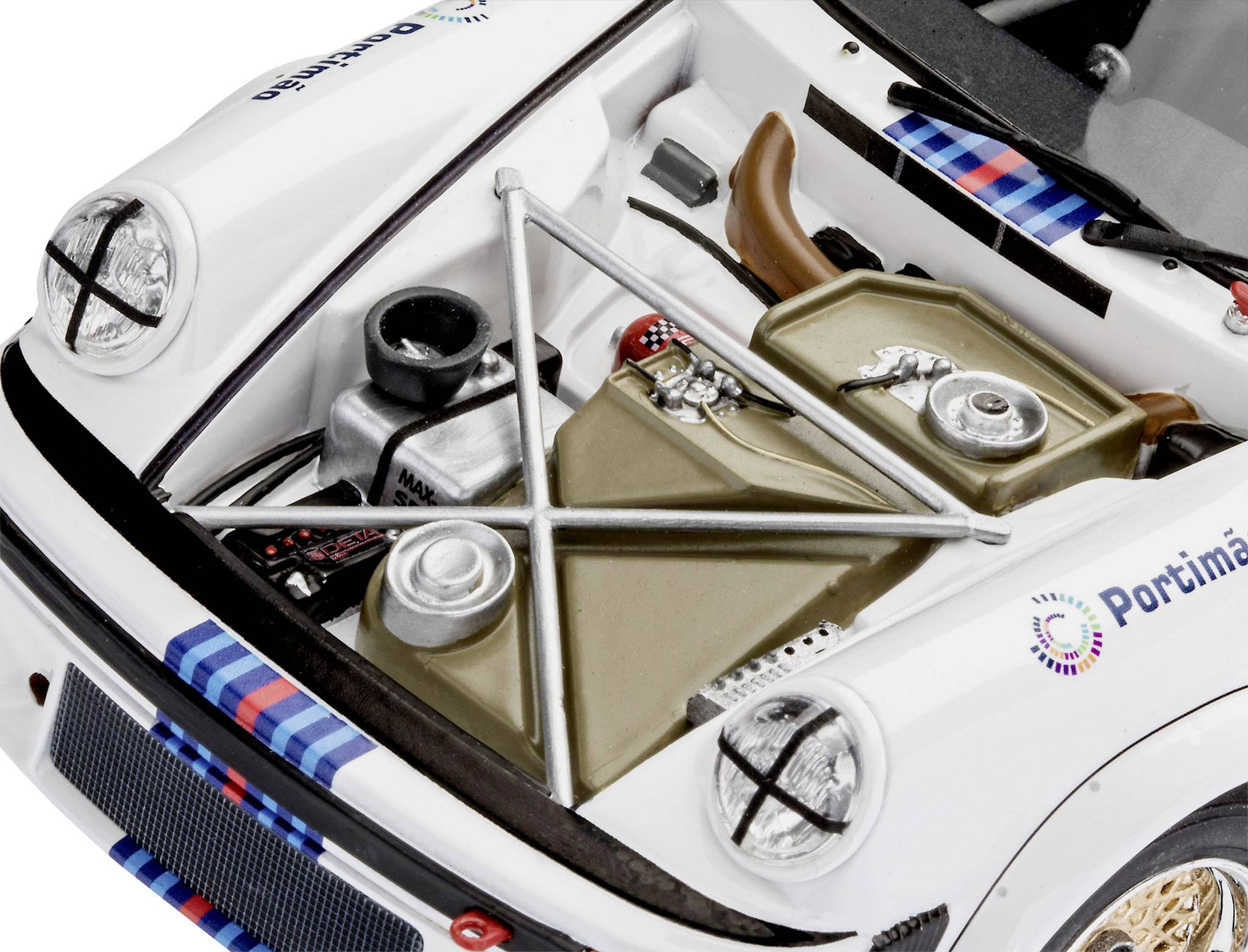 Detailní záběr motorového prostoru otevřeného bílého závodního vozu s designovými pruhy. Jsou viditelné palivová nádrž a vzpěry.