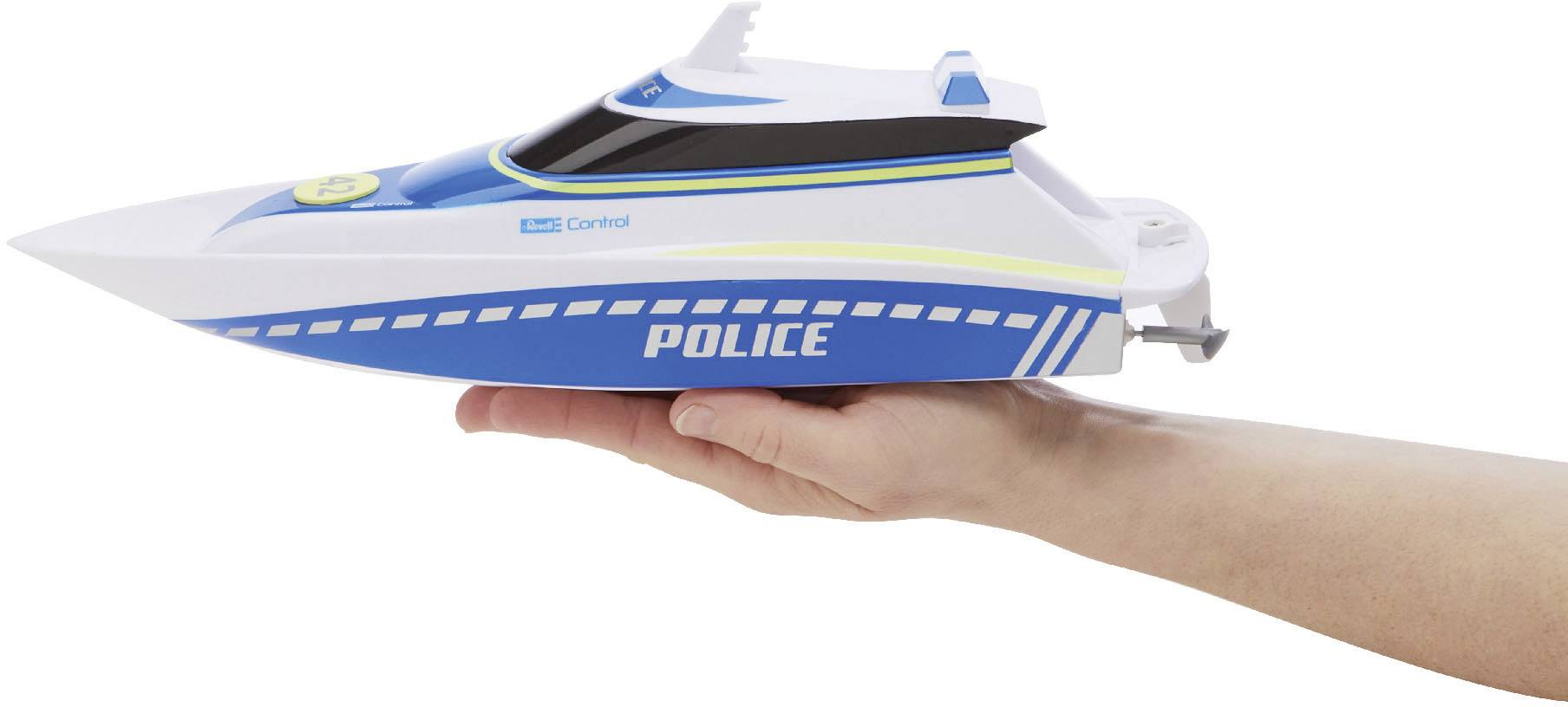 Modelová loď v modro-bílých barvách s nápisem 'POLICE' je držena rukou. Má výrazné žluté a černé pruhy.