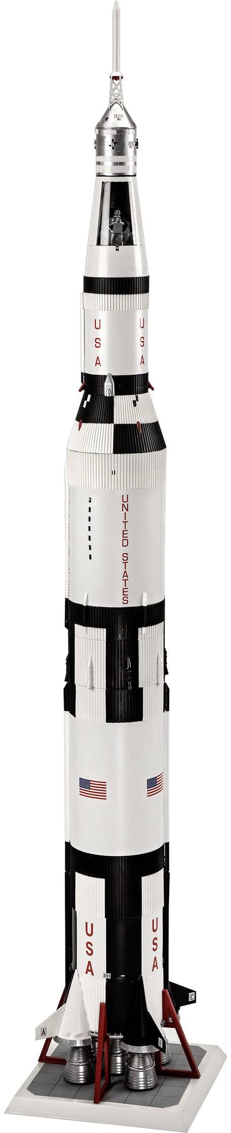 Model vícestupňové rakety nabarvené černobíle, s americkou vlajkou a nápisem, stojí vzpřímeně na podstavci.