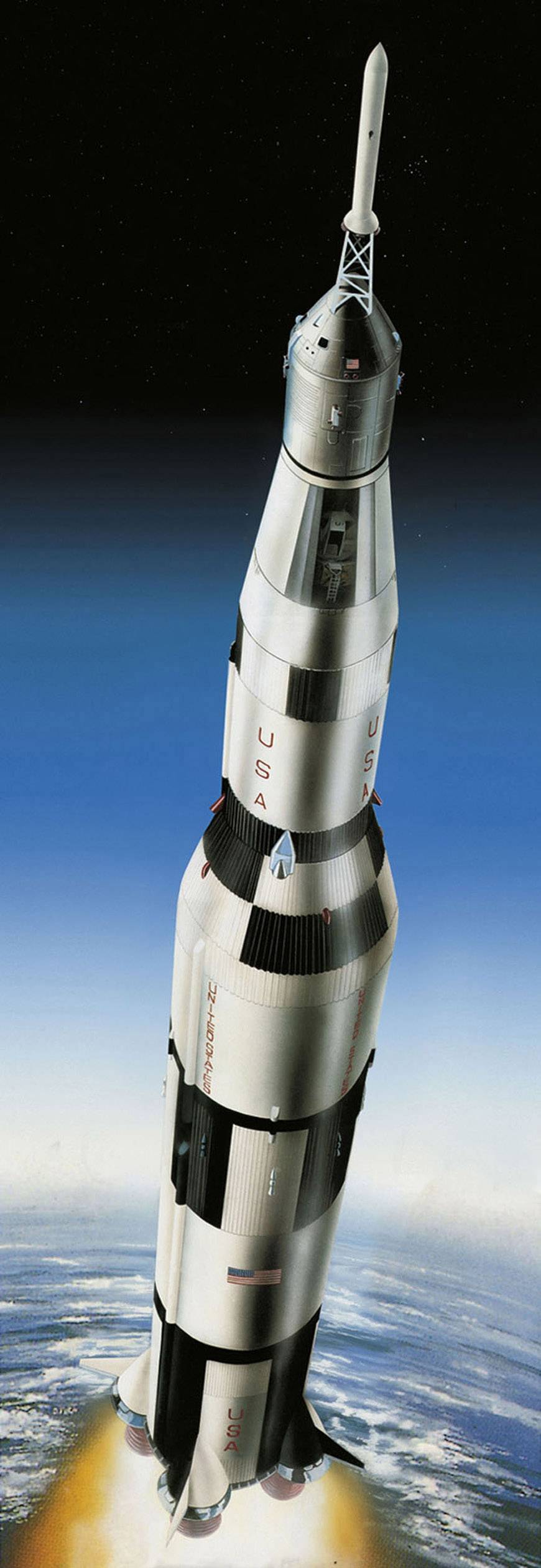 Raketa startuje do vesmíru na modro-černém pozadí. Na jejím boku jsou zobrazena červená písmena 'USA'.